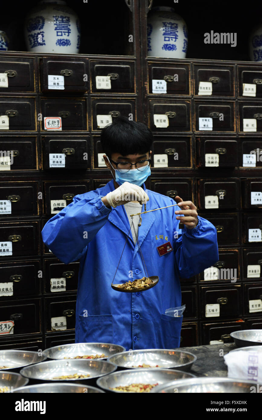 Apotheker vorbereiten Kräuter Rezept in traditioneller chinesischer Medizin Apotheke in Hangzhou, China. Stockfoto