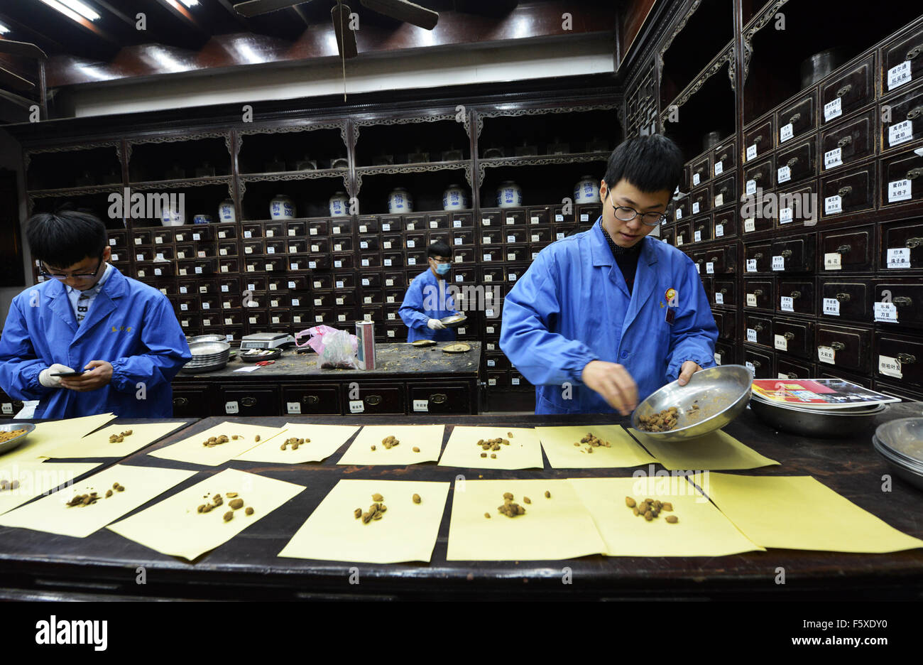 Apotheker vorbereiten Kräuter Rezept in traditioneller chinesischer Medizin Apotheke in Hangzhou, China. Stockfoto