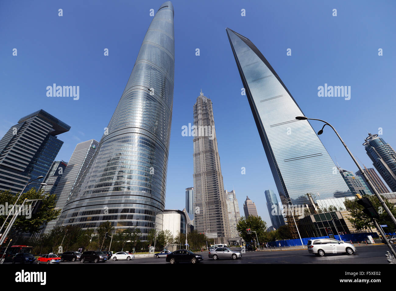 Shanghai steigen-die neu erbaute Shanghai Tower stehen neben der Mori Tower und dem Jin Mao Tower. Stockfoto