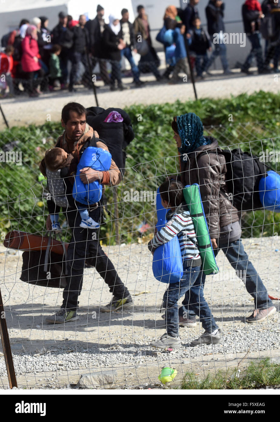 Eidomeni, Griechenland. 8. November 2015. Flüchtlinge verlassen das UN-Flüchtlingslager in Eidomeni, Griechenland, die griechischen FYROM Grenzen, am 8. November 2015 passieren. Tausende von Migranten und Flüchtlingen kommen täglich an den Grenzen von den griechischen Inseln auf dem Weg nach Mitteleuropa.  Bildnachweis: Elias Verdi / Alamy Live News Stockfoto