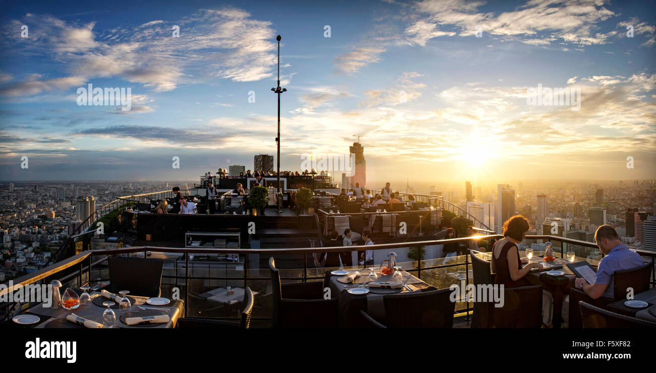 Vertigo Bar und Restaurant-Bangkok, Thailand. Mit Blick auf die Stadt bei Sonnenuntergang Stockfoto