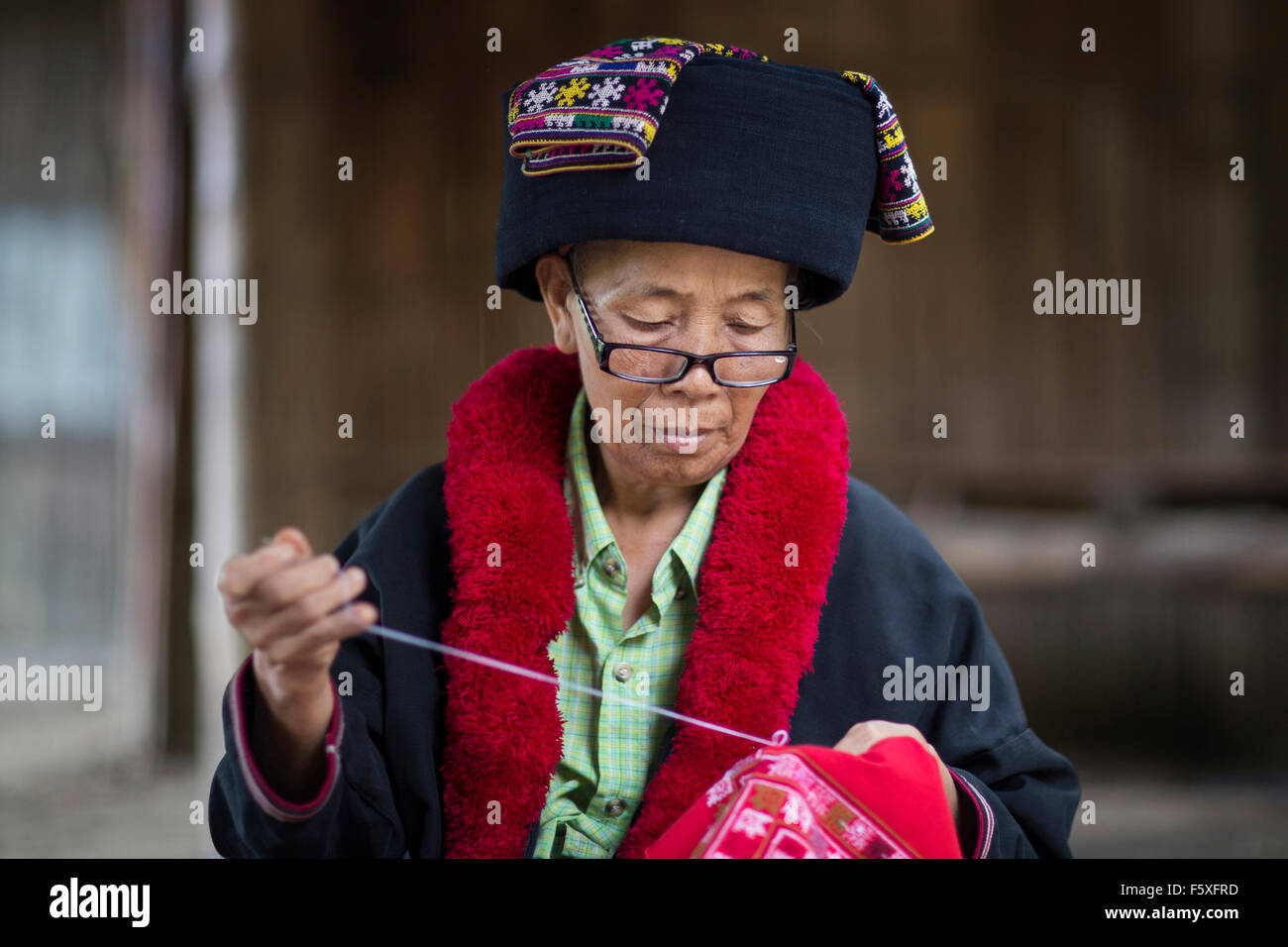 Eine Frau stricken in Chiang Mai, Nordthailand Stockfoto
