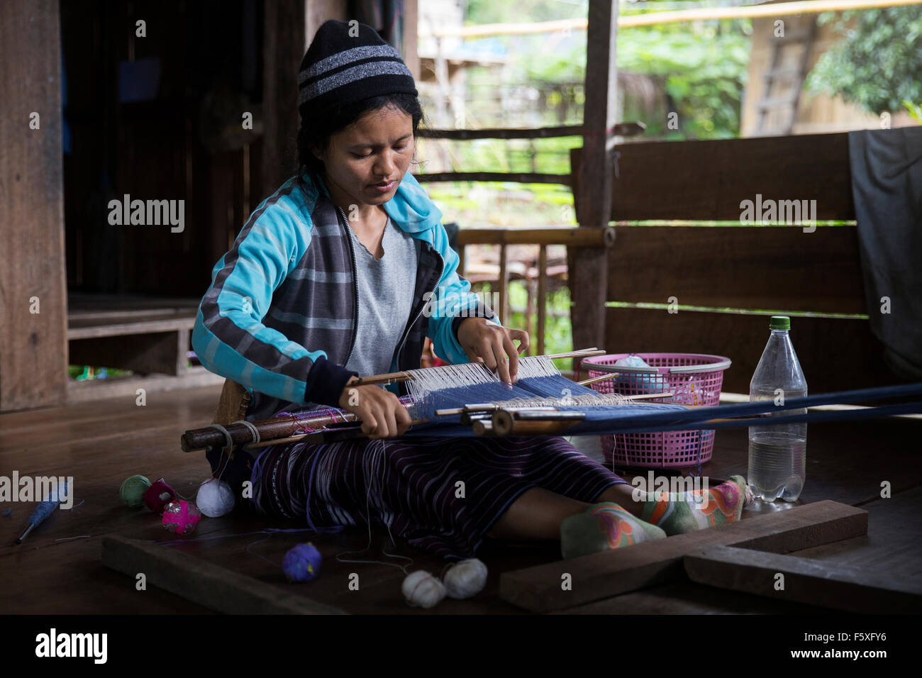 Eine Frau, die Weberei in Chiang Mai, Nordthailand Stockfoto
