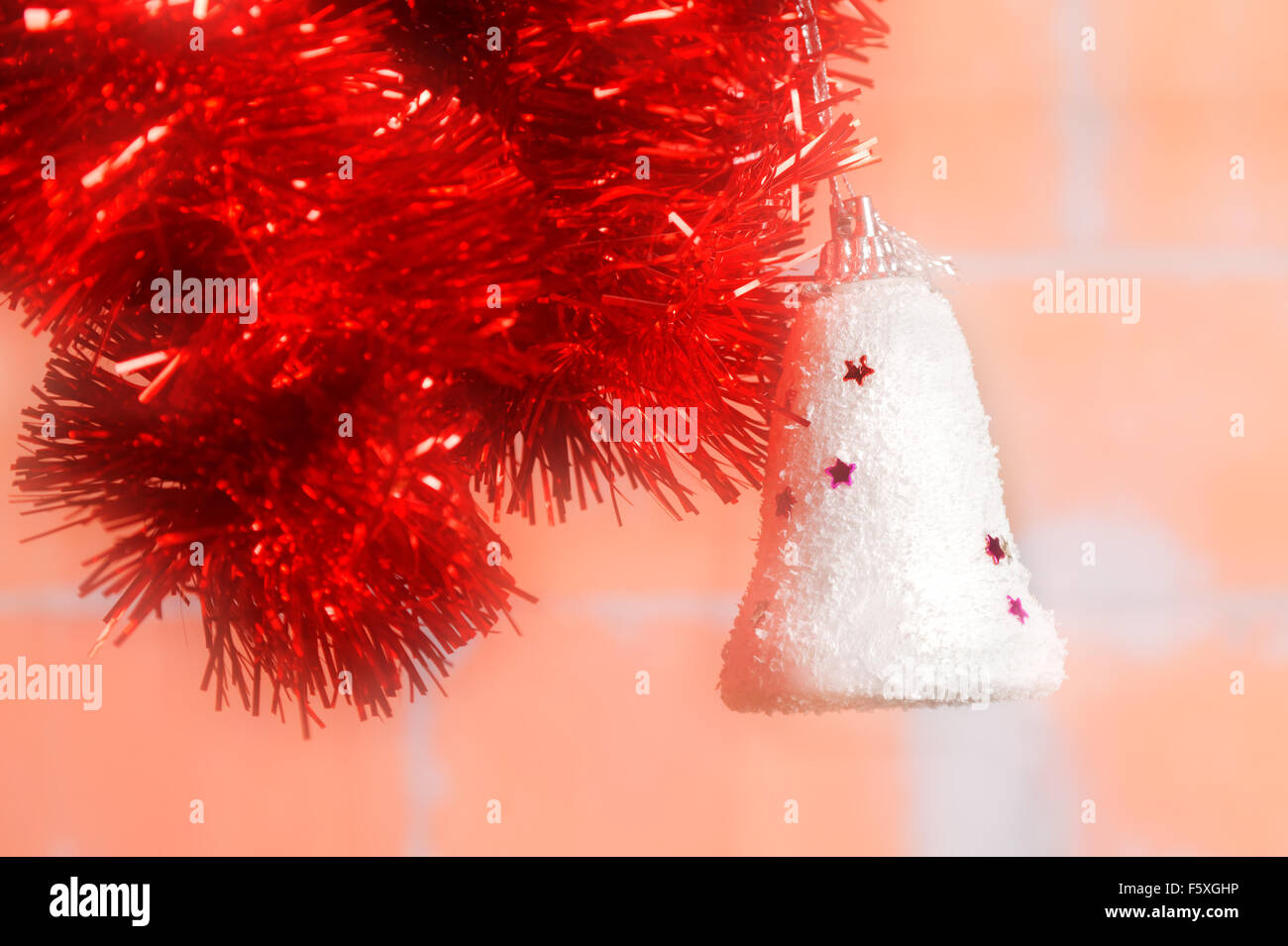 hängende verschneiten Weihnachtskugel auf roten Zweig mit verträumten Effekt Stockfoto