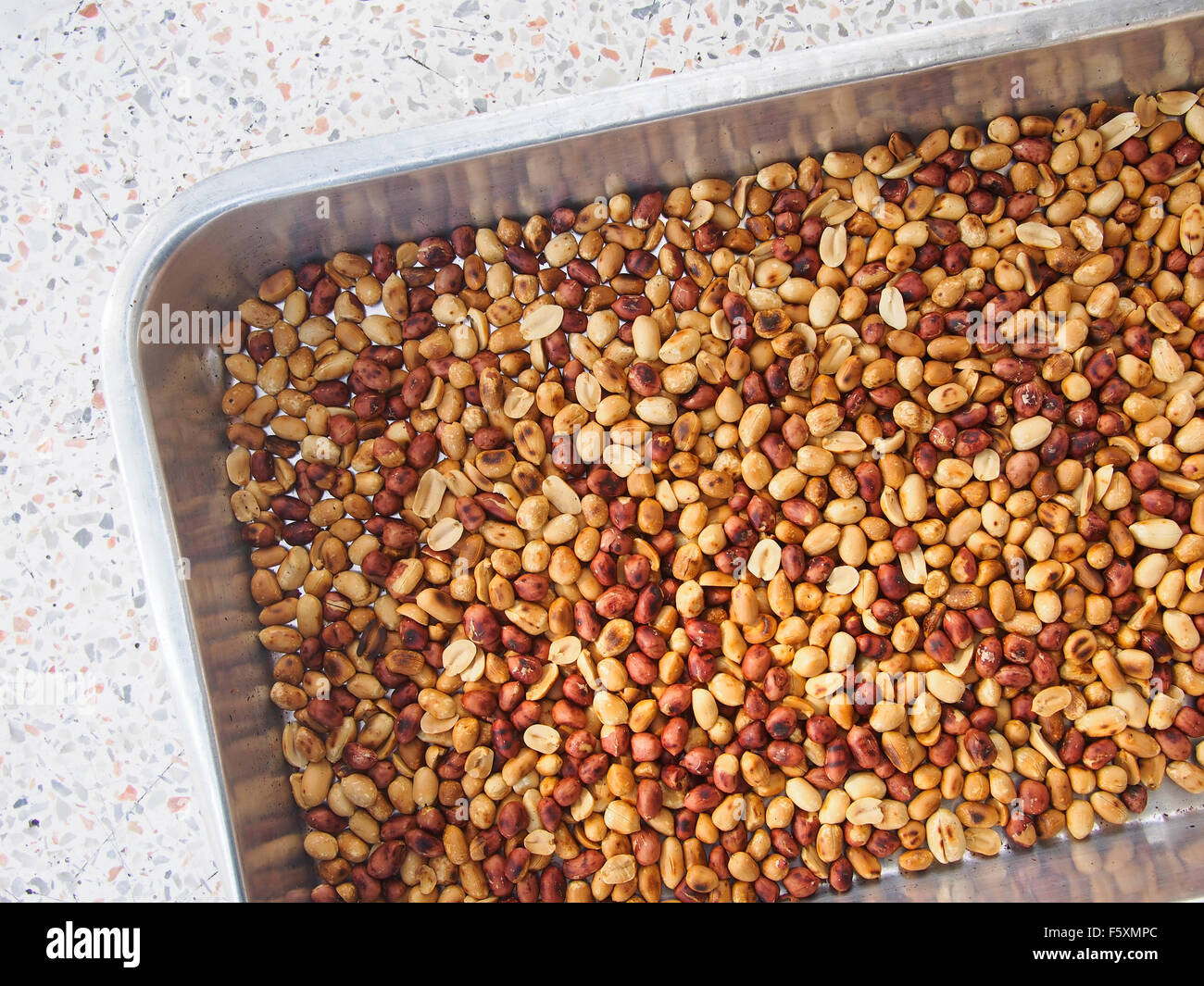 geröstete Erdnüsse in Lebensmittel-Fach Stockfoto