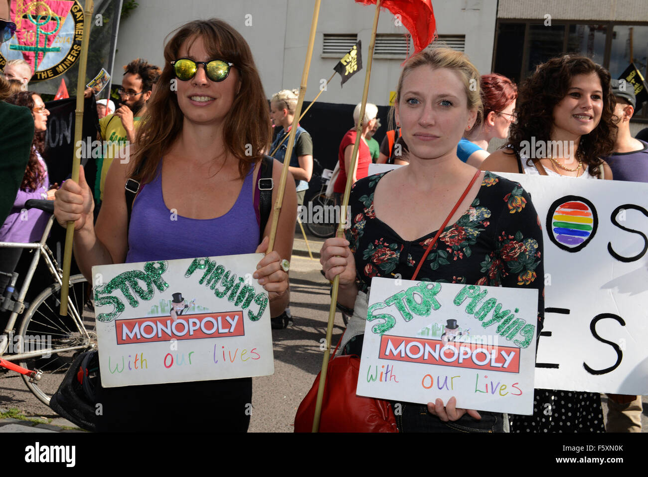 Die Kampagnengruppe Fokus E15 führt eine Demonstration in Newham, London, gegen Zwangsräumungen, während die Forderung nach mehr bezahlbaren Wohnraum für alle Featuring: Atmosphäre wo: London, Vereinigtes Königreich bei: 19 Sep 2015 Stockfoto