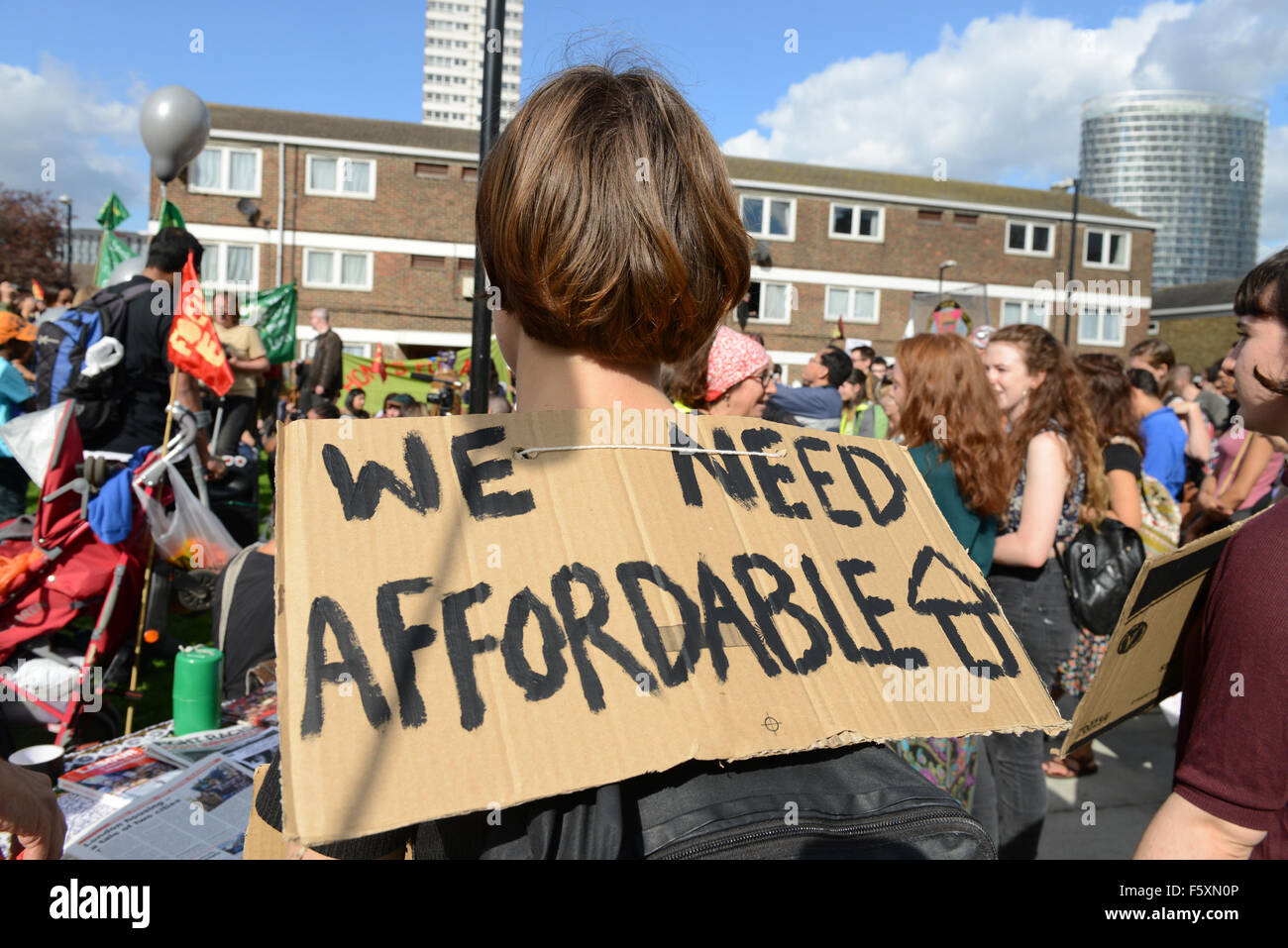 Die Kampagnengruppe Fokus E15 führt eine Demonstration in Newham, London, gegen Zwangsräumungen, während die Forderung nach mehr bezahlbaren Wohnraum für alle Featuring: Atmosphäre wo: London, Vereinigtes Königreich bei: 19 Sep 2015 Stockfoto