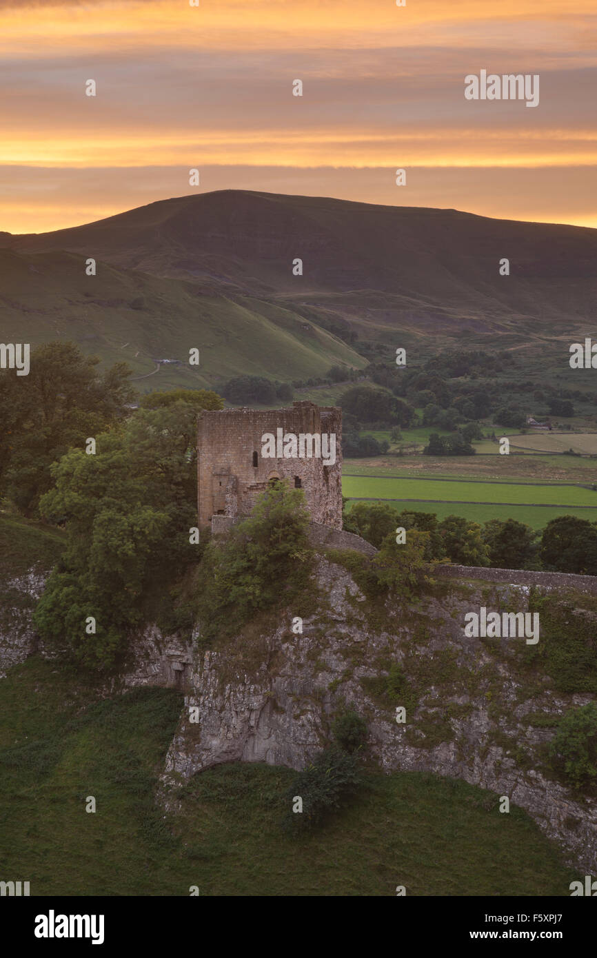 Peveril Castle mit Blick auf Mam Tor, Castleton, Derbyshire Peak District, UK Stockfoto