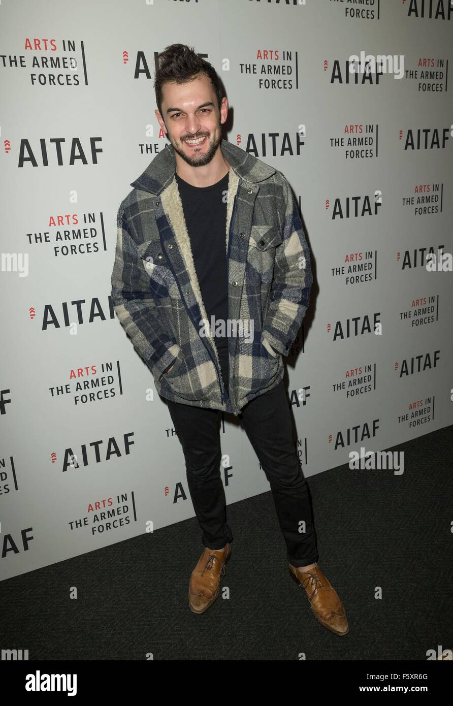 New York, NY, USA. 9. November 2015. Wesley Taylor im Ankunftsbereich für Kunst in den Streitkräften präsentiert ihre 7. Jahresperformance am Broadway in Ehre des Veterans Day der LOBBY Held, Studio 54, New York, NY 9. November 2015. © Lev Radin/Everett Collection/Alamy Live-Nachrichten Stockfoto