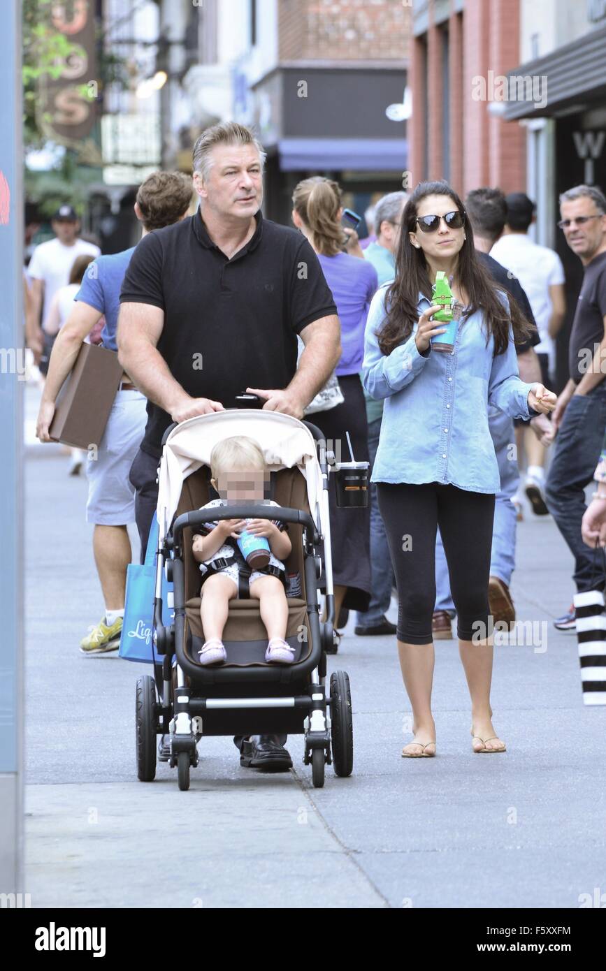 Alec Baldwin und Frau Hilaria Baldwin nehmen Sie ihre Tochter, Carmen, heraus für einen Spaziergang mit SoHo: Alec Baldwin, Hilaria Baldwin, Carmen Gabriela Baldwin wo: New York City, New York, USA bei: 20. Sep 2015 Stockfoto