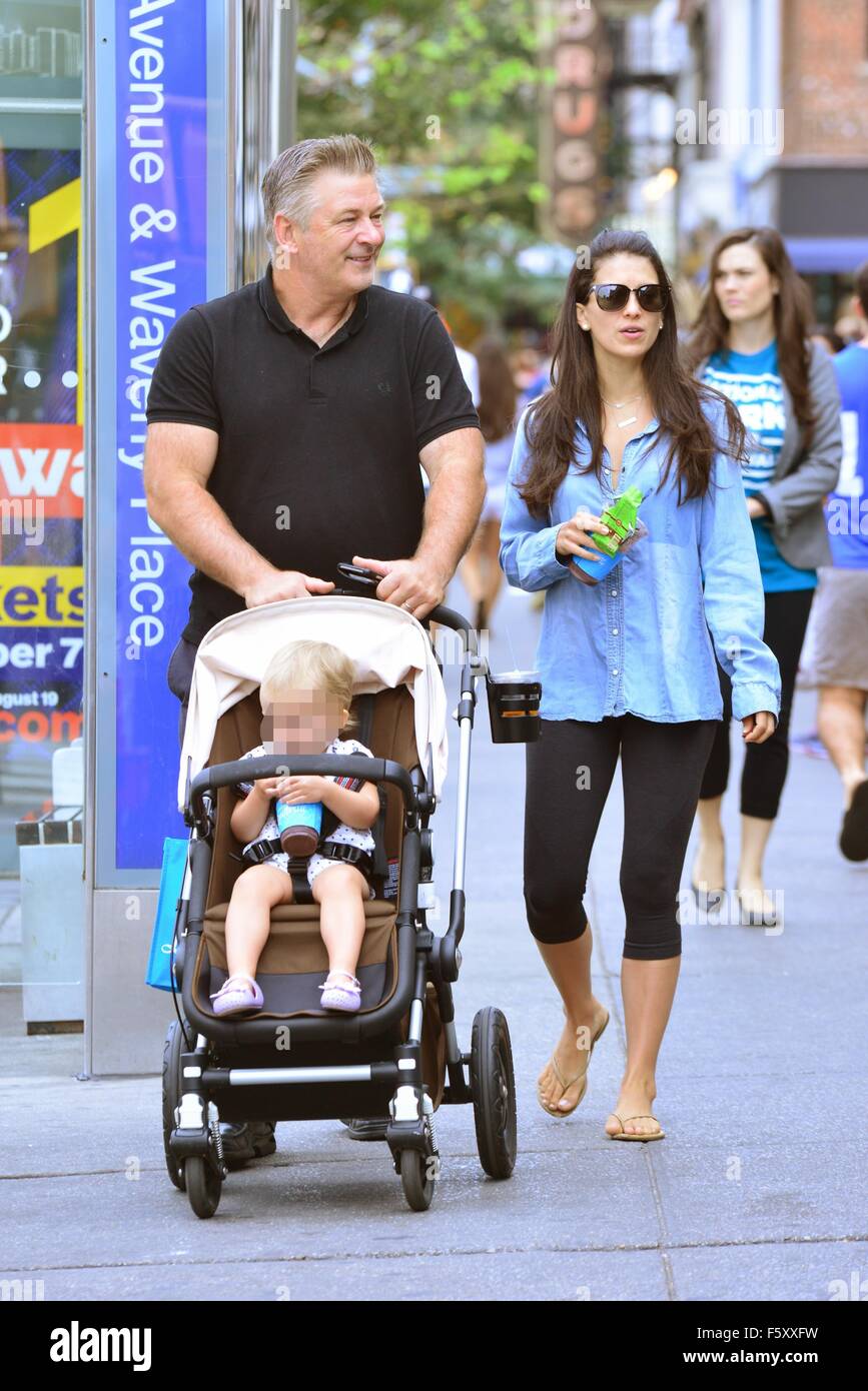 Alec Baldwin und Frau Hilaria Baldwin nehmen Sie ihre Tochter, Carmen, heraus für einen Spaziergang mit SoHo: Alec Baldwin, Hilaria Baldwin, Carmen Gabriela Baldwin wo: New York City, New York, USA bei: 20. Sep 2015 Stockfoto