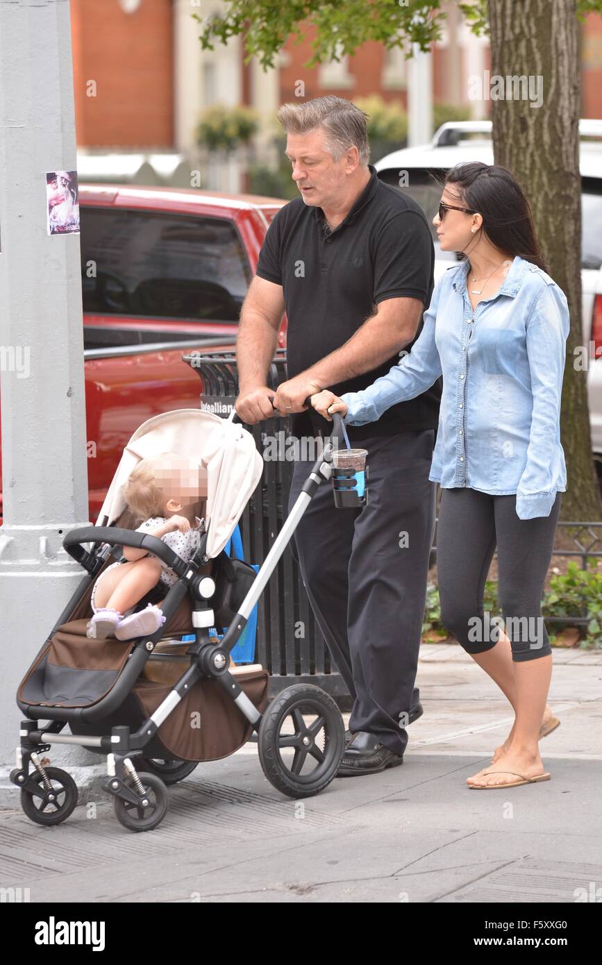 Alec Baldwin und Frau Hilaria Baldwin nehmen Sie ihre Tochter, Carmen, heraus für einen Spaziergang mit SoHo: Alec Baldwin, Hilaria Baldwin, Carmen Gabriela Baldwin wo: New York City, New York, USA bei: 20. Sep 2015 Stockfoto