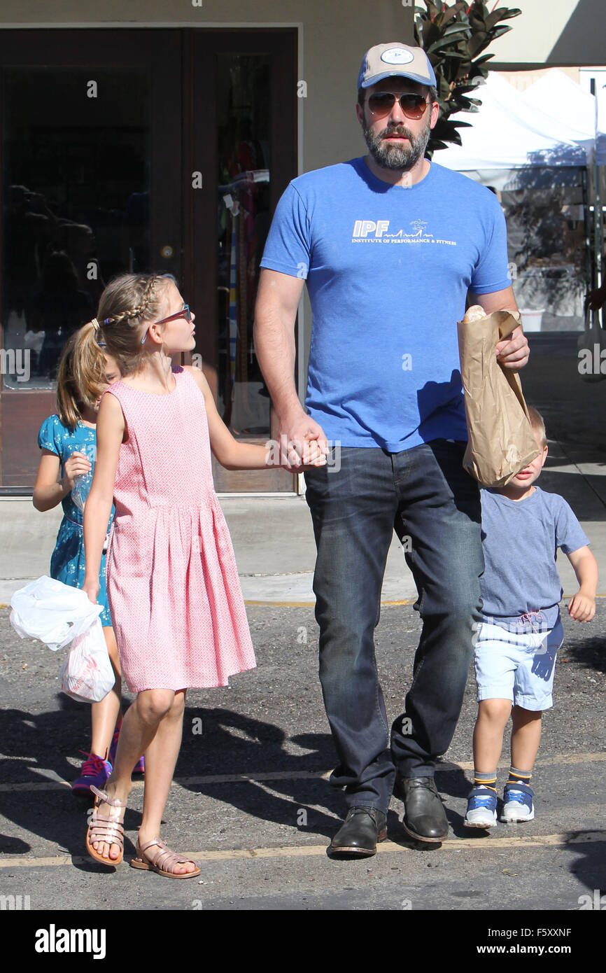 Ben Affleck und Jennifer Garner nehmen ihre Kinder die Pacific Palisades Farmers Market. Irgendwann während der Fahrt schien das Hollywood-Paar eine spannende Diskussion. Ben könnte ohne seinen Ehering gesehen werden.  Mit: Ben Affleck, Stockfoto