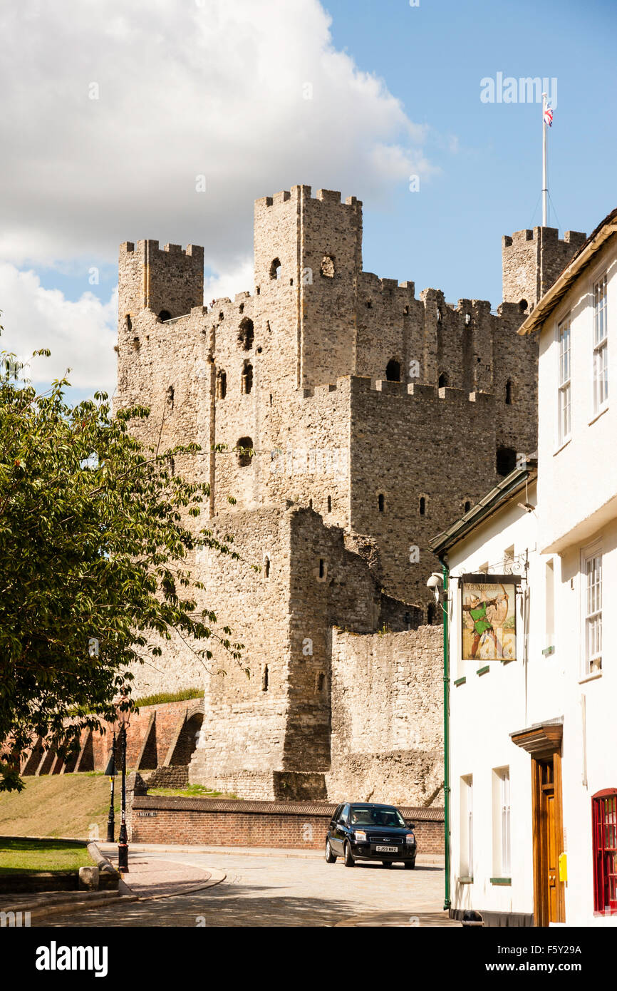 England, Rochester Castle. Blick entlang Ihr Pfeil, Pub, Bar, mit pub Zeichen für ein Bogenschütze, Hintergrund, äußere Ringmauer der Burg mit mittelalterlichen halten. Stockfoto