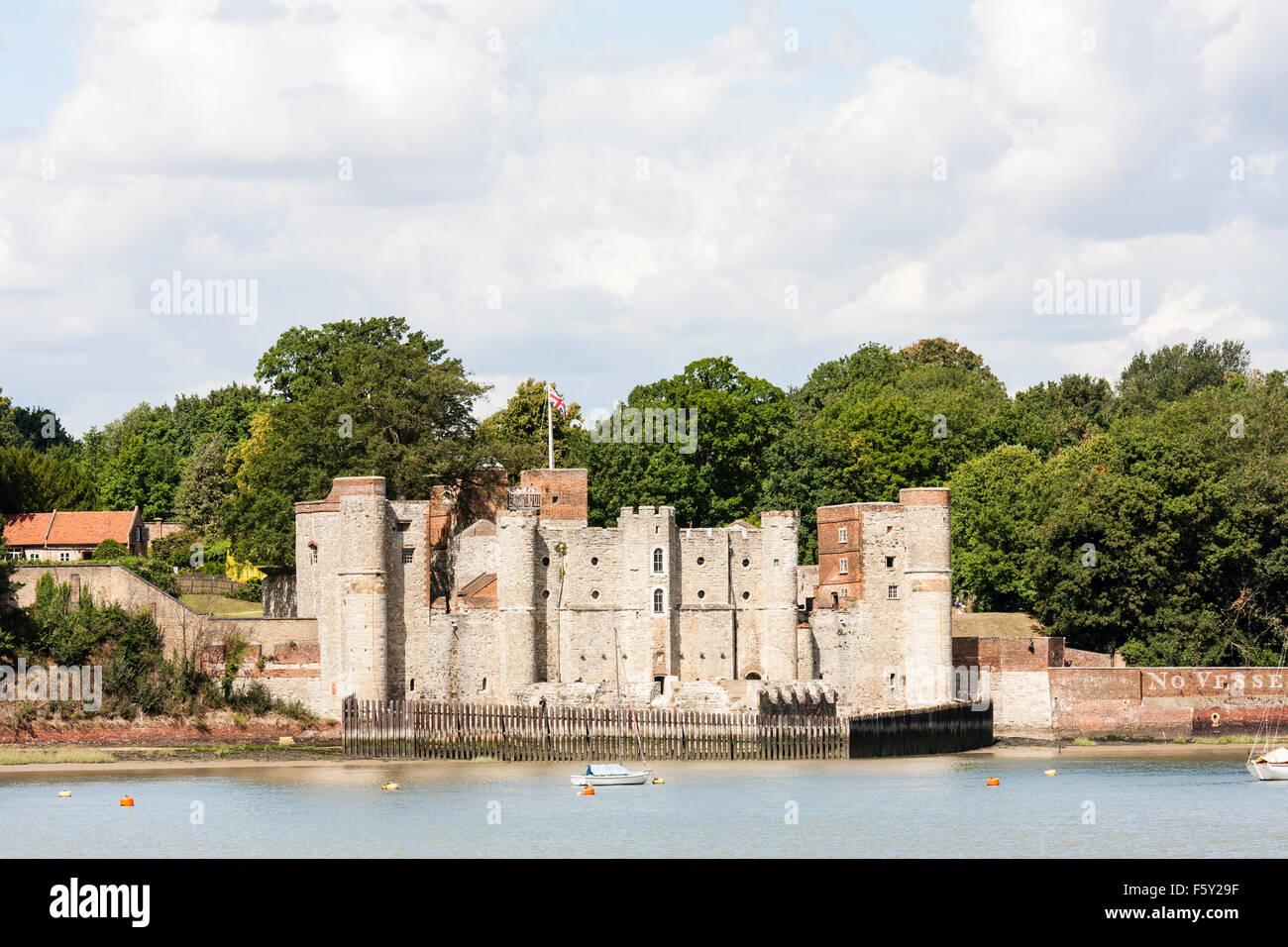 England, Rochester, Upnore Burg. Elizabethan Artilleriefestung an den Ufern des Flusses Medway, gesehen vom gegenüberliegenden Ufer. Stockfoto