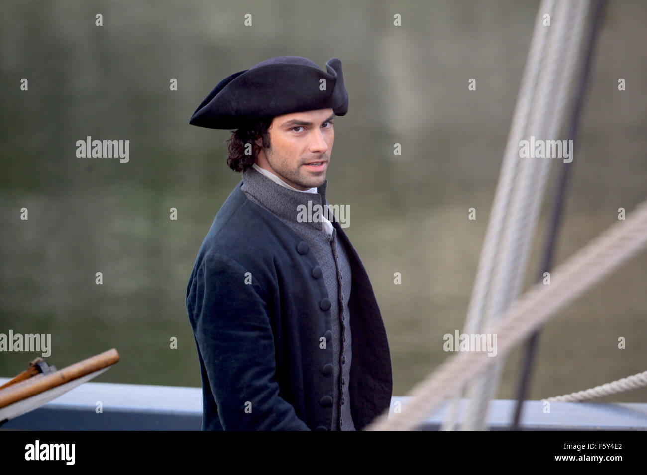 Aidan Turner, Poldark in dem BBC-Drama spielt, besteigt ein Schiff im Hafen.  Mit: Aidan Turner wo: Penzance, Großbritannien bei: 21 Sep 2015 Stockfoto