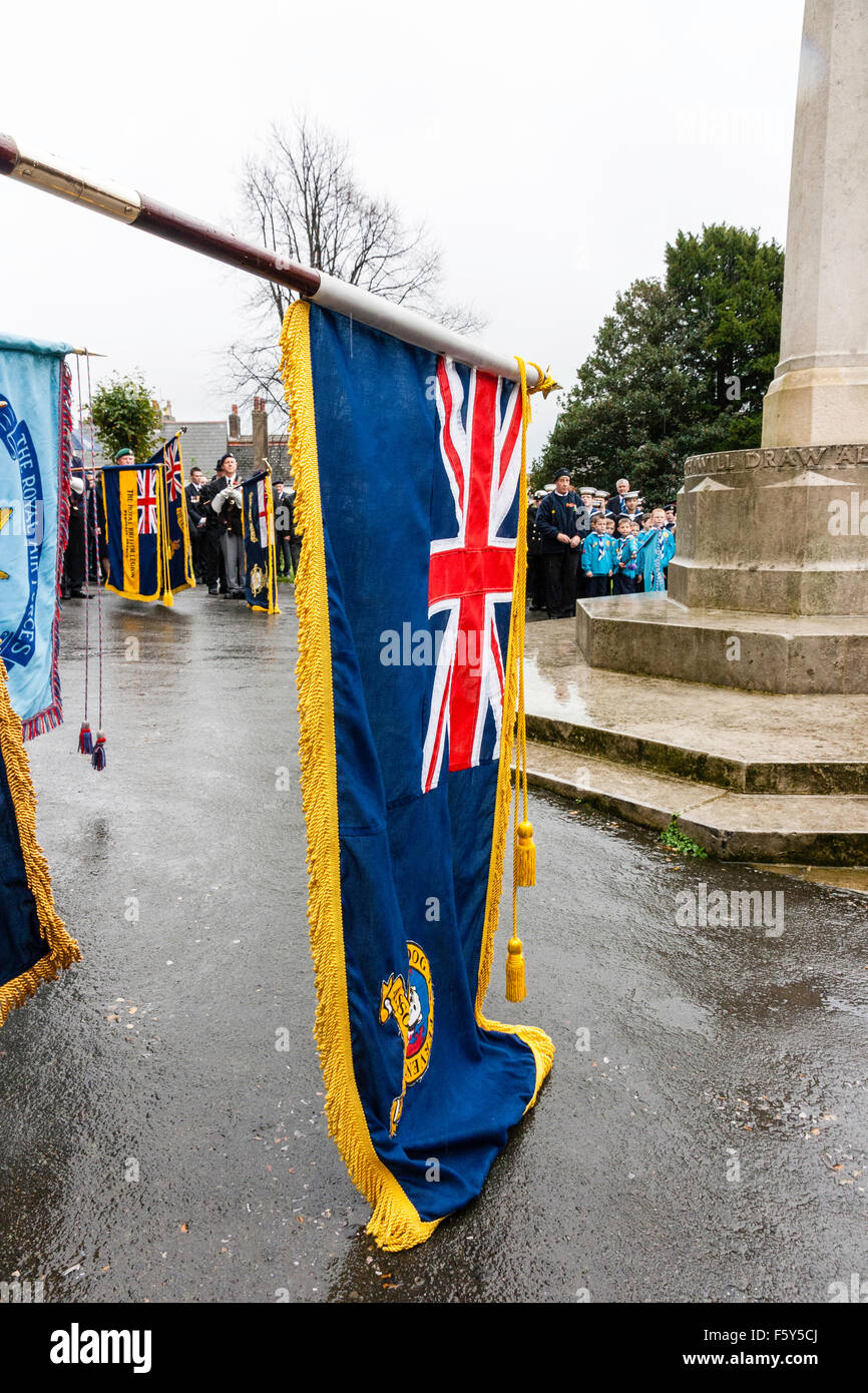 England, Ramsgate. Tag der Erinnerung. Senken der Fahne während zwei Minuten Stille am Kriegerdenkmal im Regen. Stockfoto