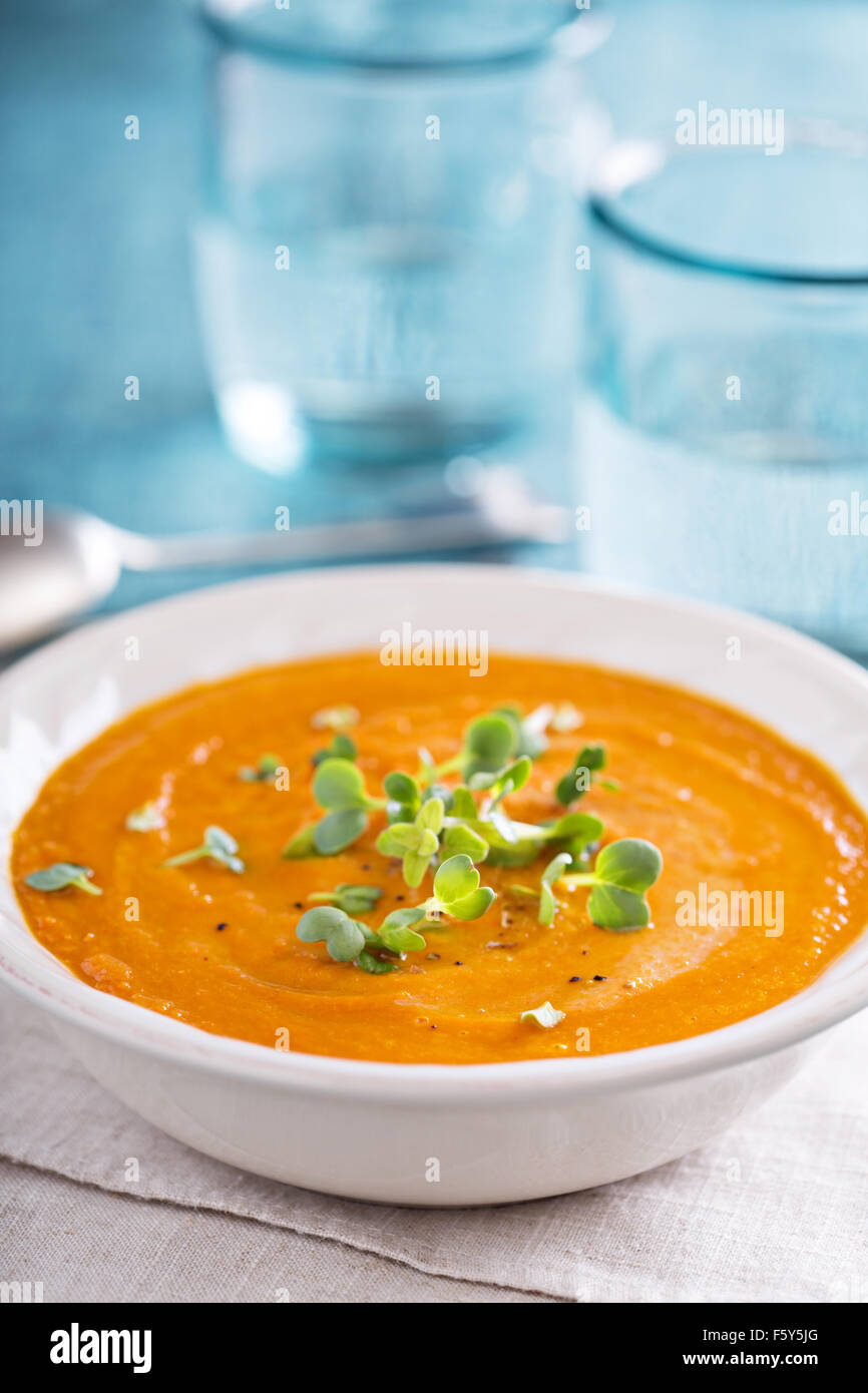 Curry Karottensuppe mit Sahne und frischen Kräutern Stockfotografie - Alamy