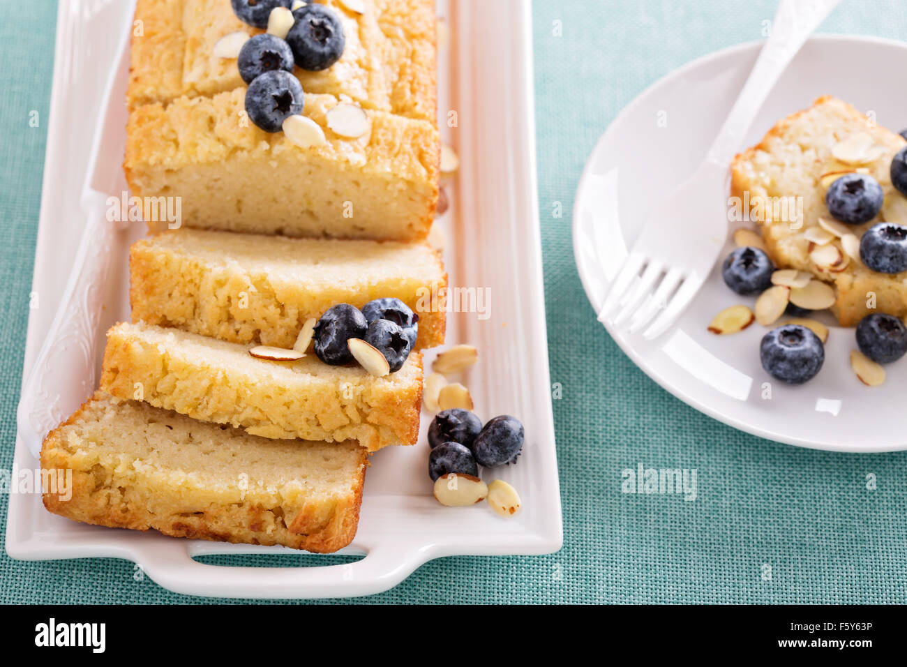Zitrone Blaubeere-lbs-Kuchen mit frischen Heidelbeeren und Mandelsplitter Stockfoto