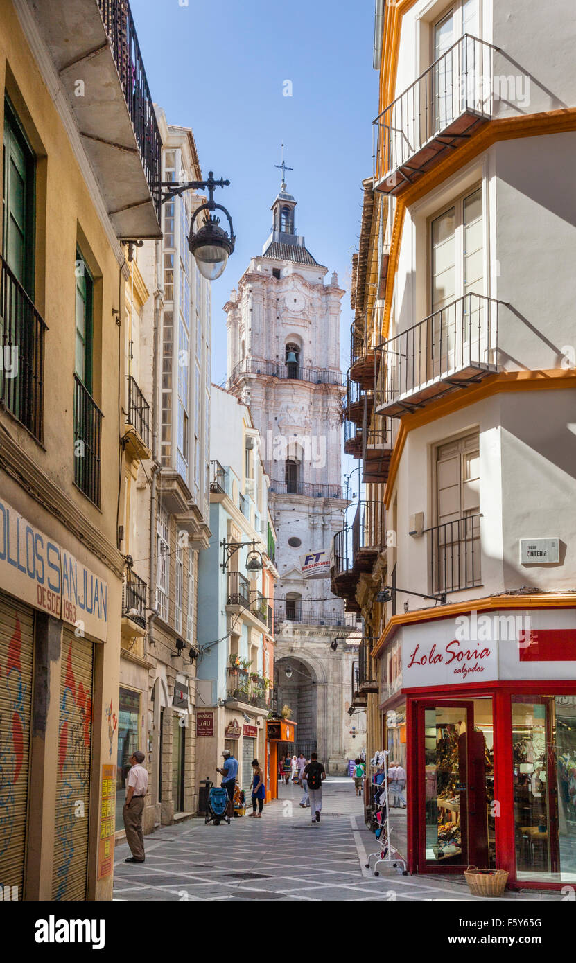 Blick auf den Kirchturm der Iglesia San Juan durch Calle San Juan im historischen Zentrum von Malaga, Andalusien, Spanien Stockfoto