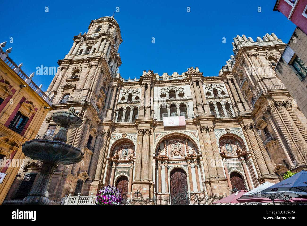 Hauptportal der Kathedrale von Málaga mit der 84 Meter hohe Nordturm und der unvollendeten Südturm Stockfoto