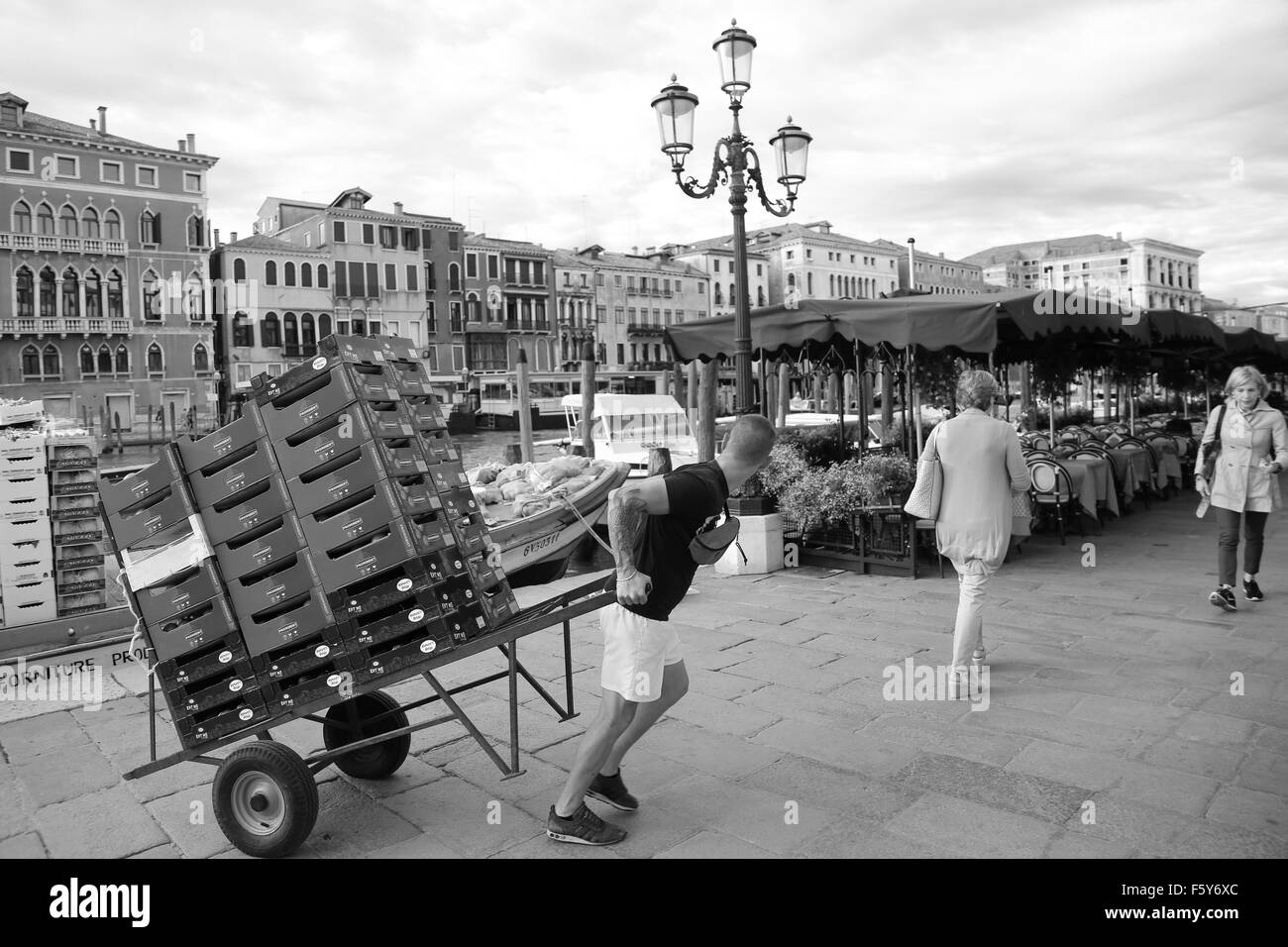 Jungs mit Wagen und Karren um zu verteilen waren, Cafe's und Restaurants in Venedig nach unten Seitenstraßen Boote der Lieferung Stockfoto