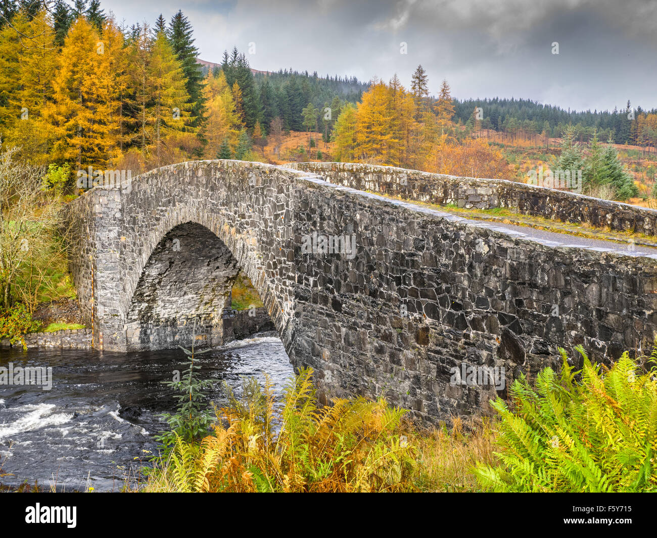 Steinbrücke über den Fluss Orchy, schottischen Hochland, in der Saison Herbst gesehen. Stockfoto