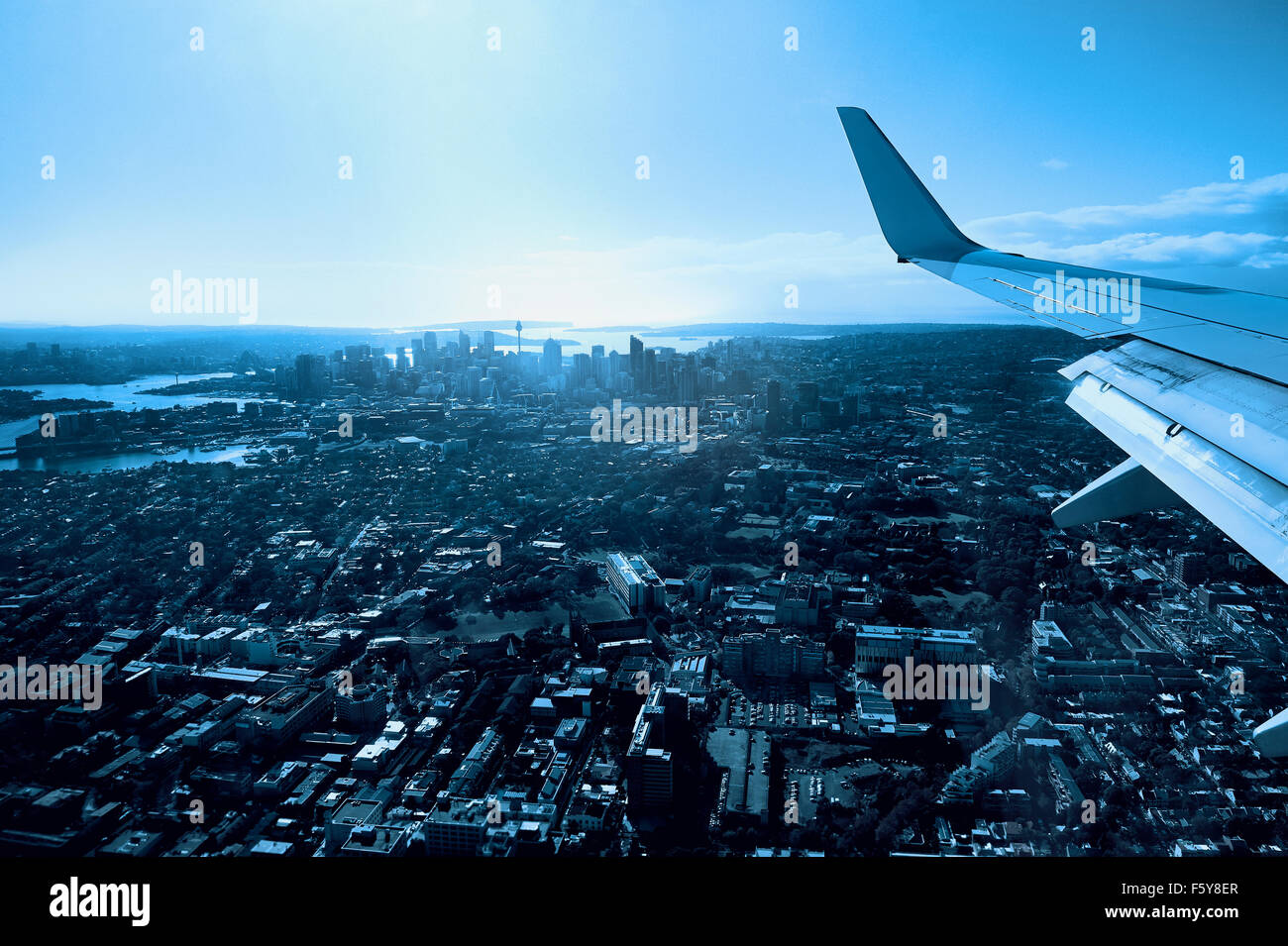 Flug über Sydney City mit Blick auf Centre Point, Sydney Harbour und Sydney Harbour Bridge Stockfoto