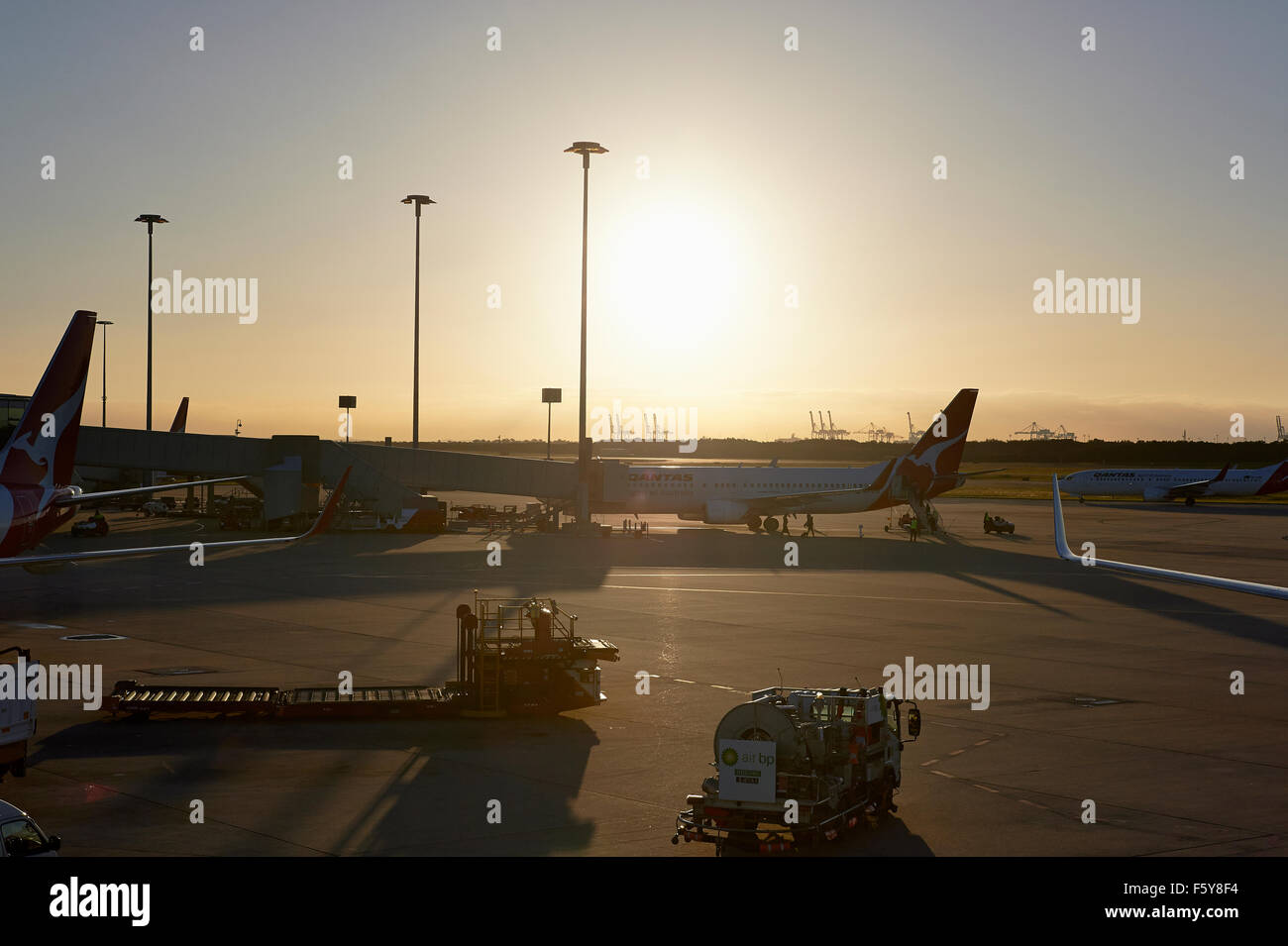 Inländischen Flughafen Brisbane bei Sonnenaufgang von der Abflughalle. Stockfoto