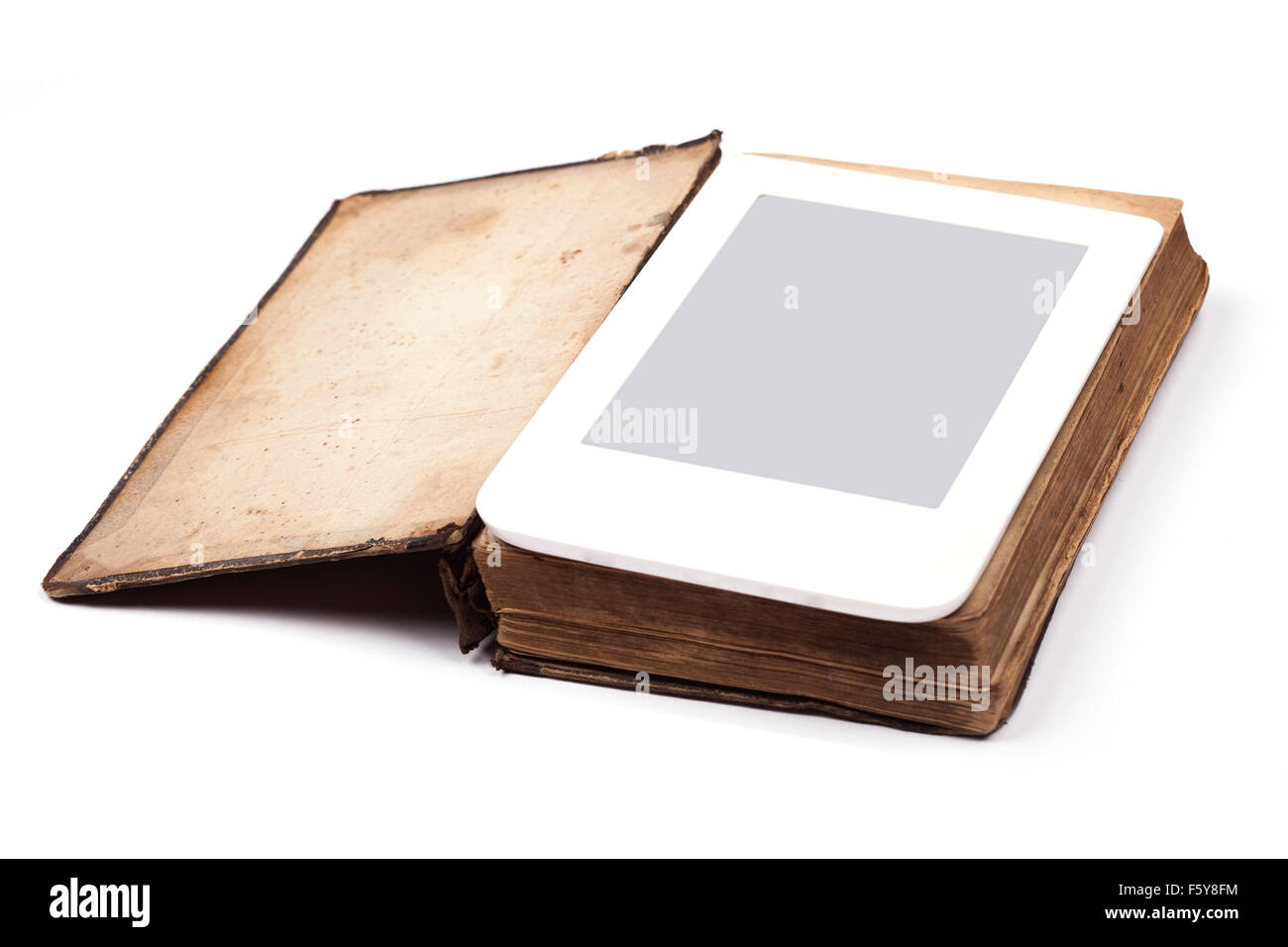 Altes Buch und Ebook isoliert auf weißem Hintergrund Stockfoto