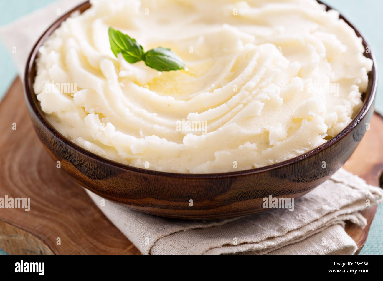 Kartoffelpüree in eine große hölzerne Schüssel Stockfoto