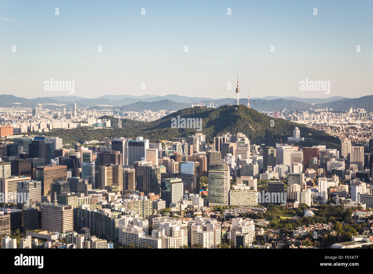 Eine Luftaufnahme der Hauptstadt Seoul, Südkorea mit dem Namsan Berg inmitten des Geschäftsviertels der Stadt. Stockfoto