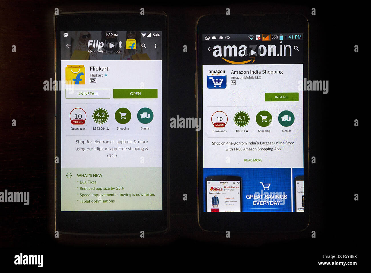 Mumbai, Maharashtra, Indien. 8. November 2015. 8. November 2015 - Mumbai - Indien. Beide Flipkart & Amazon-Indien, die zwei größten Online-Anbietern in Indien, haben es geschafft, einen Download von mehr als 10 Millionen Nutzer. Die meisten Bestellungen, die durch diese Online-Verkäufer ist durch die APPS auf Smartphones. © Subhash Sharma/ZUMA Draht/Alamy Live-Nachrichten Stockfoto