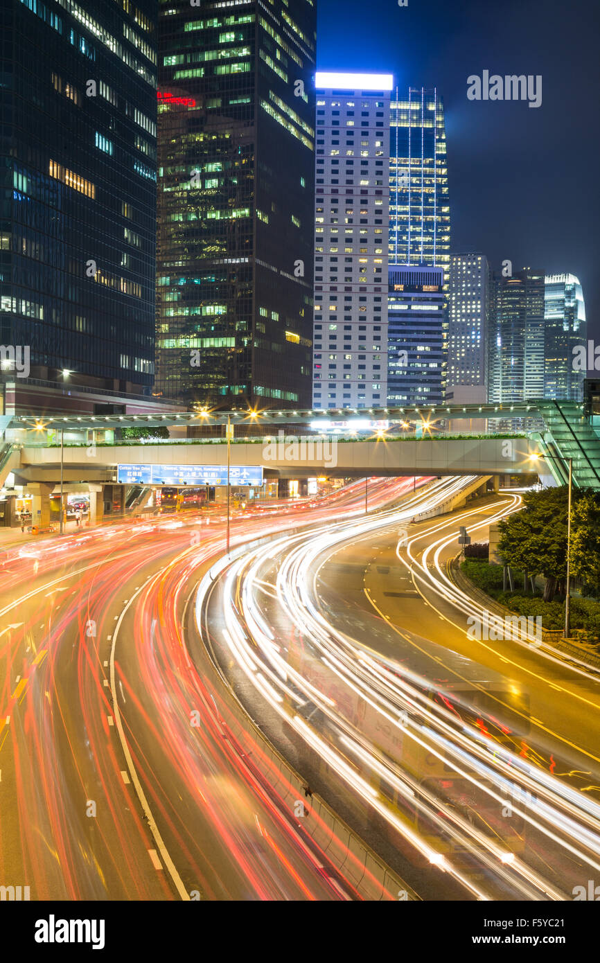 Verkehr rauscht durch die Straße von Hong Kong central Business District bei Nacht Stockfoto