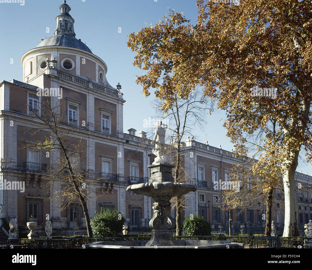 Spanien. Aranjuez. Königlicher Palast. Von Santiago Bonavia (1700-1760) im 18. Jahrhundert wieder aufgebaut. Von außen. Autonome Gemeinschaft Madrid. Stockfoto