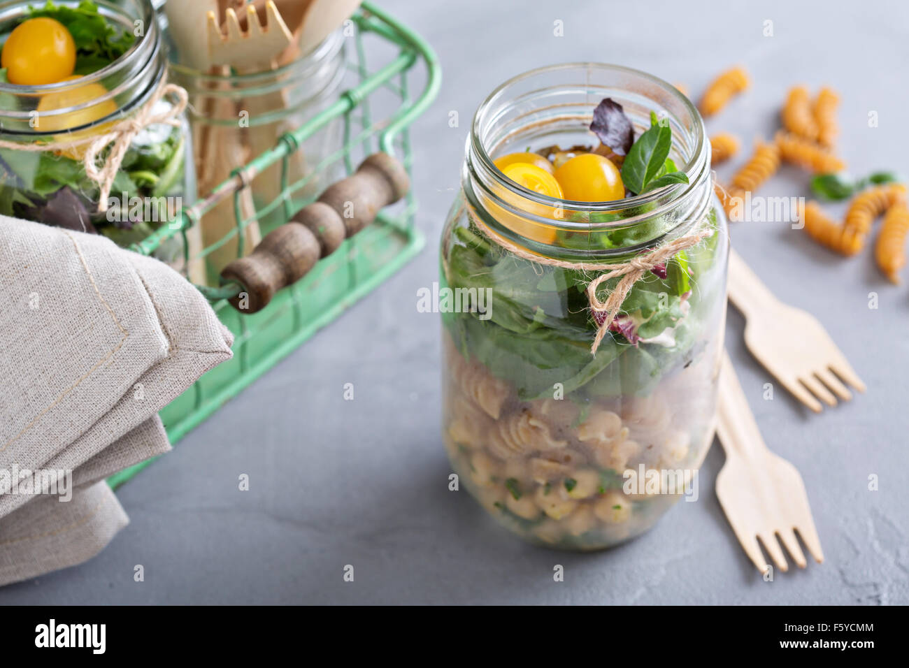 Salat in ein Gefäß mit Pasta und Kichererbsen Essen zum mitnehmen Stockfoto