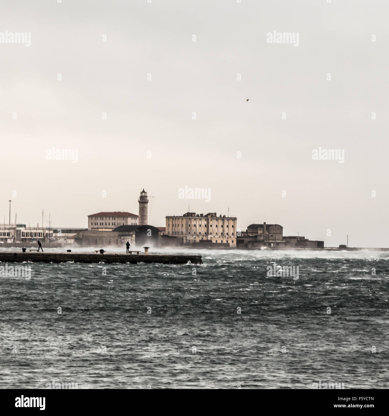 ein windiger Winternachmittag im Hafen von einer italienischen Stadt Stockfoto