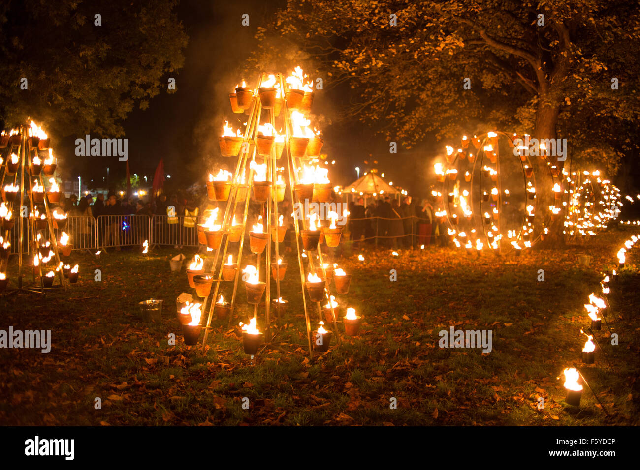 Diwali "einschalten" auf der Belgrave Road, Leicester. Das Lichterfest zieht über 35 Tausend Menschen. Stockfoto