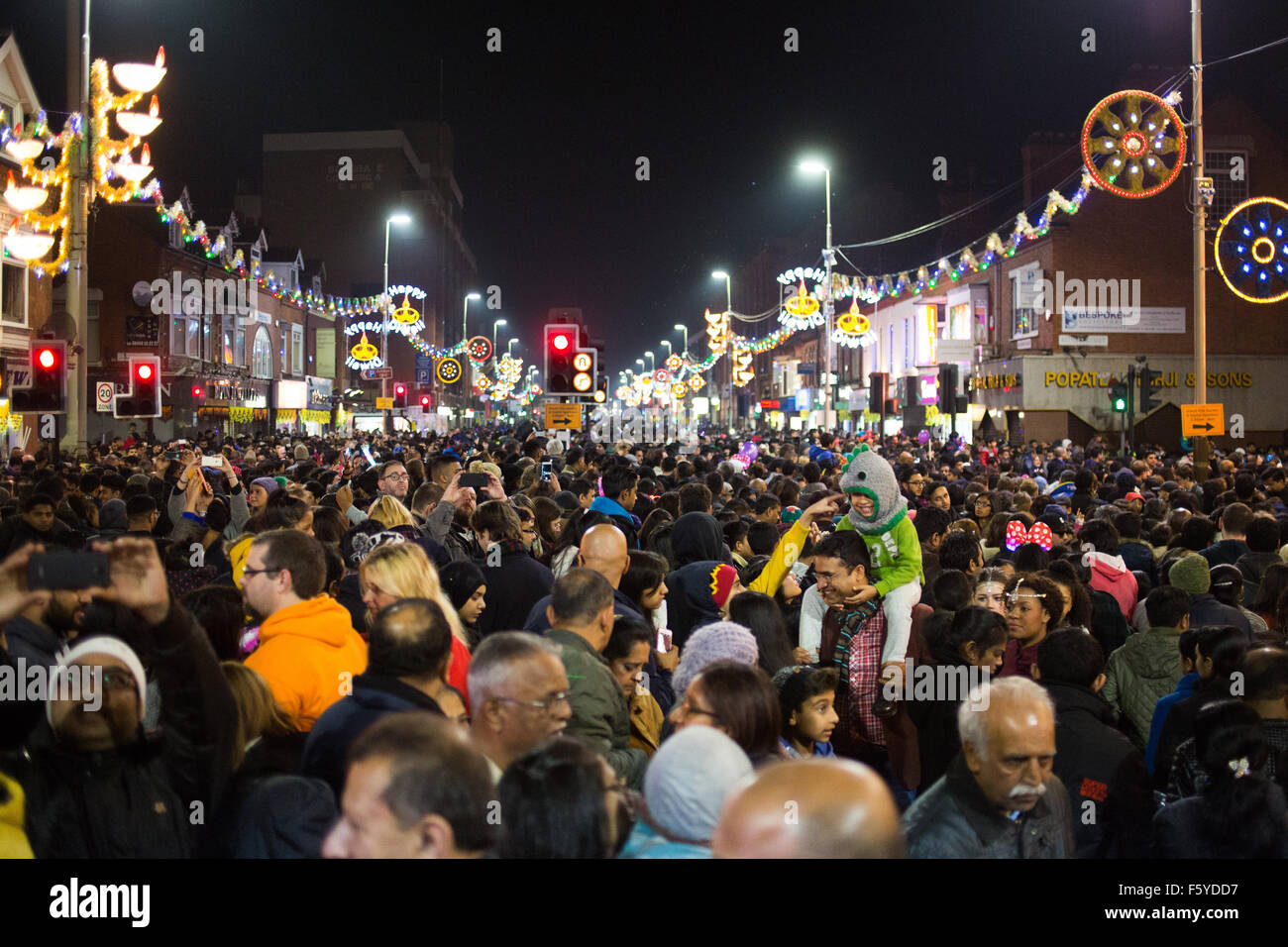 Diwali "einschalten" auf der Belgrave Road, Leicester. Das Lichterfest zieht über 35 Tausend Menschen. Stockfoto