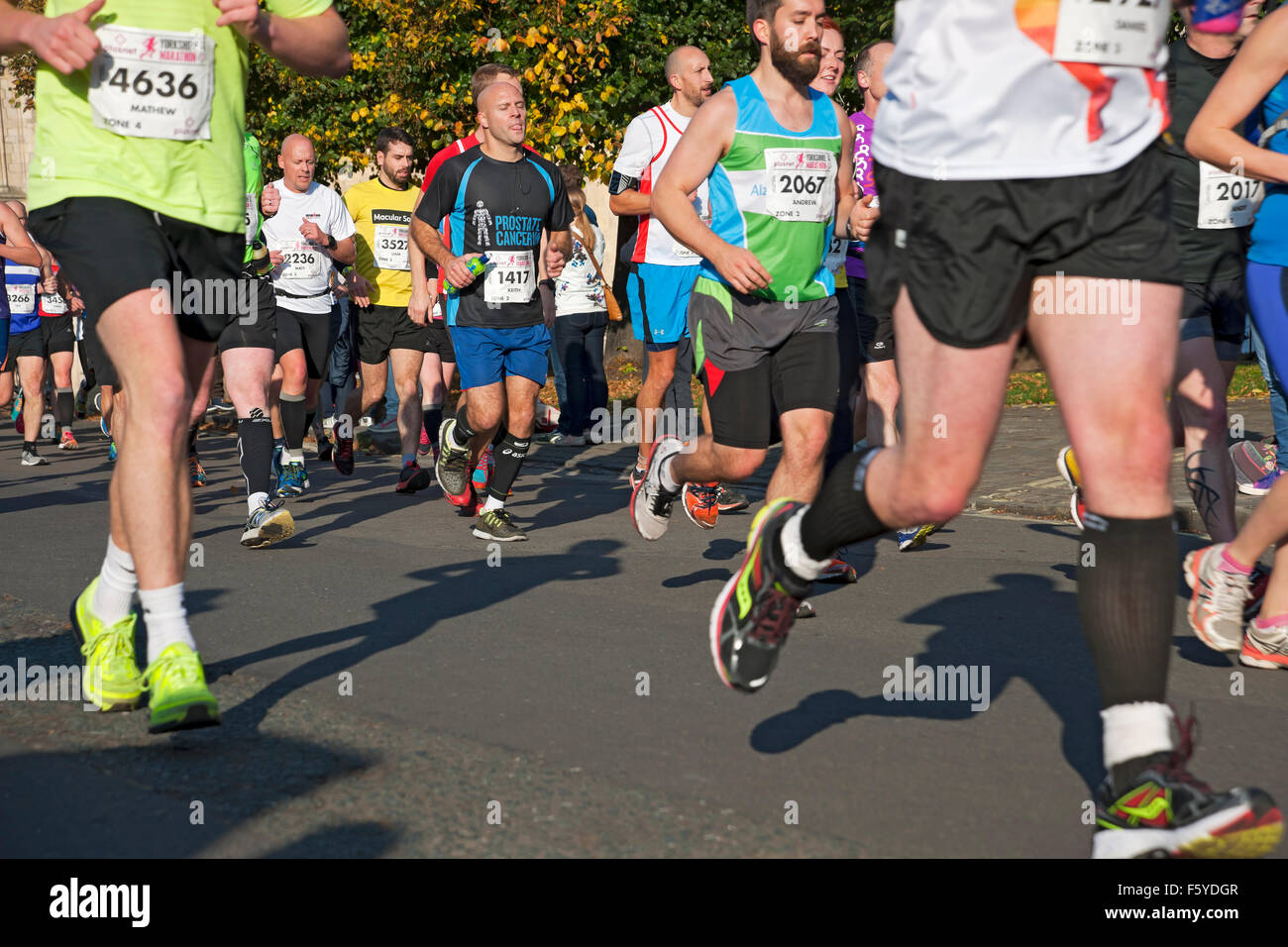 Teilnehmer, die im Plusnet Yorkshire Marathon York North Yorkshire England Großbritannien GB durch das Stadtzentrum laufen Stockfoto