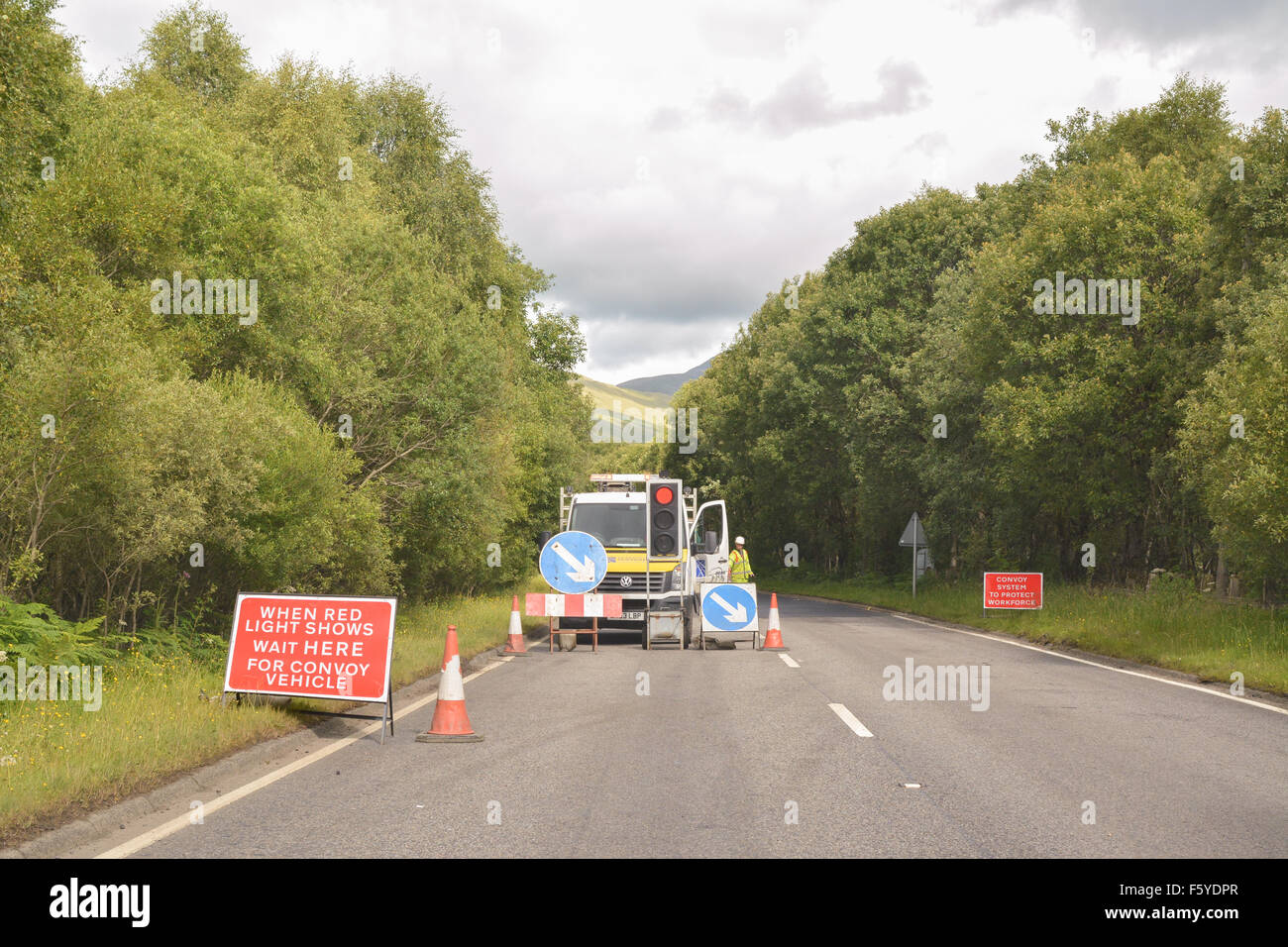 Straßenbauarbeiten einschließlich Konvoi Fahrzeug an der A82 in der Nähe von Loch Lomond, Schottland, UK Stockfoto