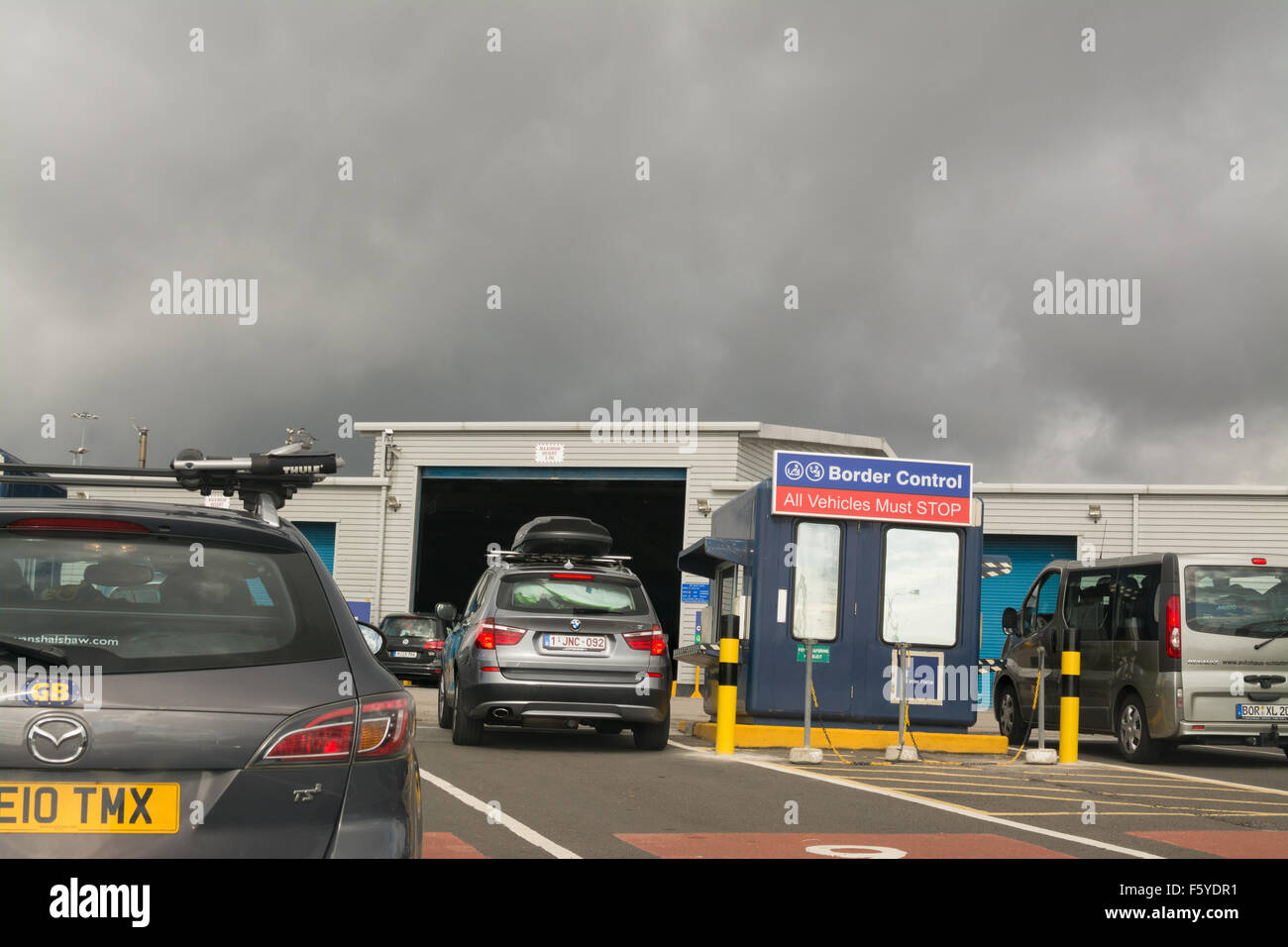 Fahrzeuge, die Schlange, um das Vereinigte Königreich bei Grenzkontrolle zeigen, International Ferry Terminal, Royal Kais, North Shields, England Stockfoto