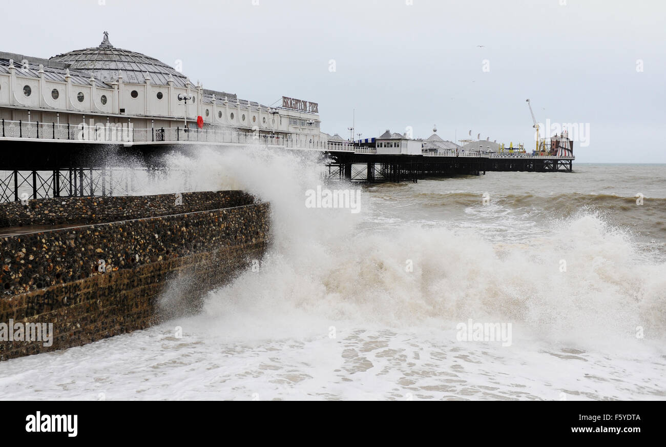 Brighton, UK. 10. November 2015. Wellen an Brighton Seafront am Pier heute Morgen, als Stürme weiter an die Küste in ganz Großbritannien Teig Stockfoto