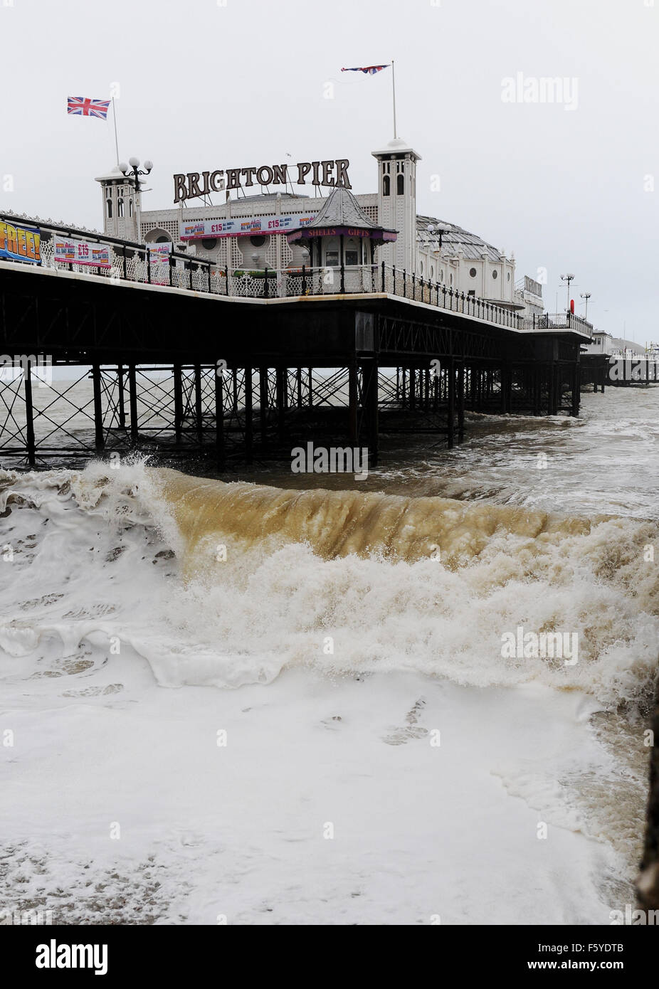 Brighton, UK. 10. November 2015. Wellen an Brighton Seafront am Pier heute Morgen, als Stürme weiter an die Küste in ganz Großbritannien Teig Stockfoto