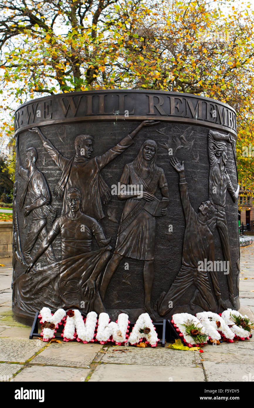 Denkmal mit Kranz im Park, Liverpool, Merseyside, England "Youll Never Walk Alone" Kranz für Erinnerung Sonntag gelegt. Stockfoto