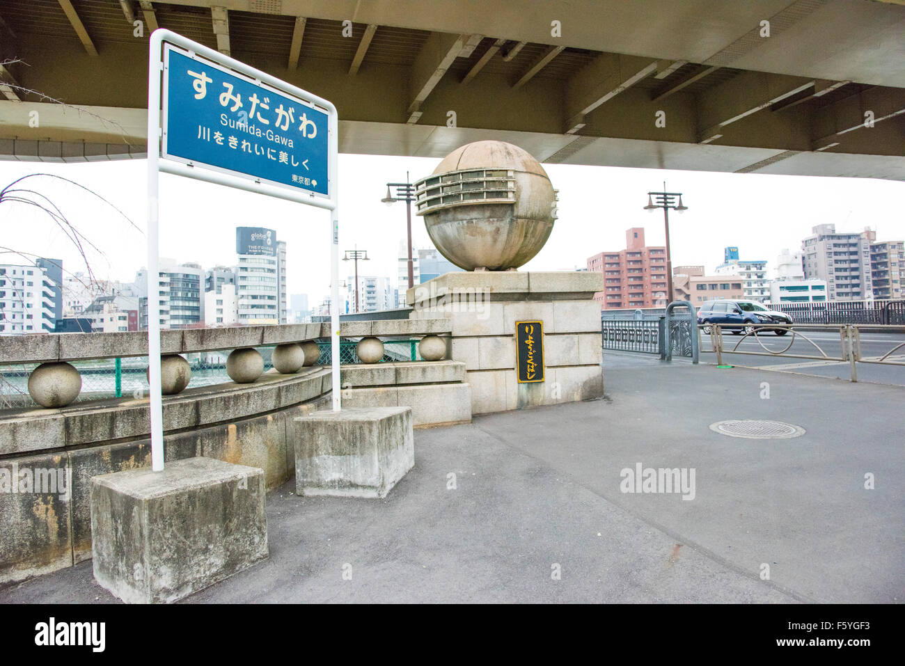 Eingang der Ryogokubashi Brücke, Sumida-Fluss, Tokyo, Japan Stockfoto