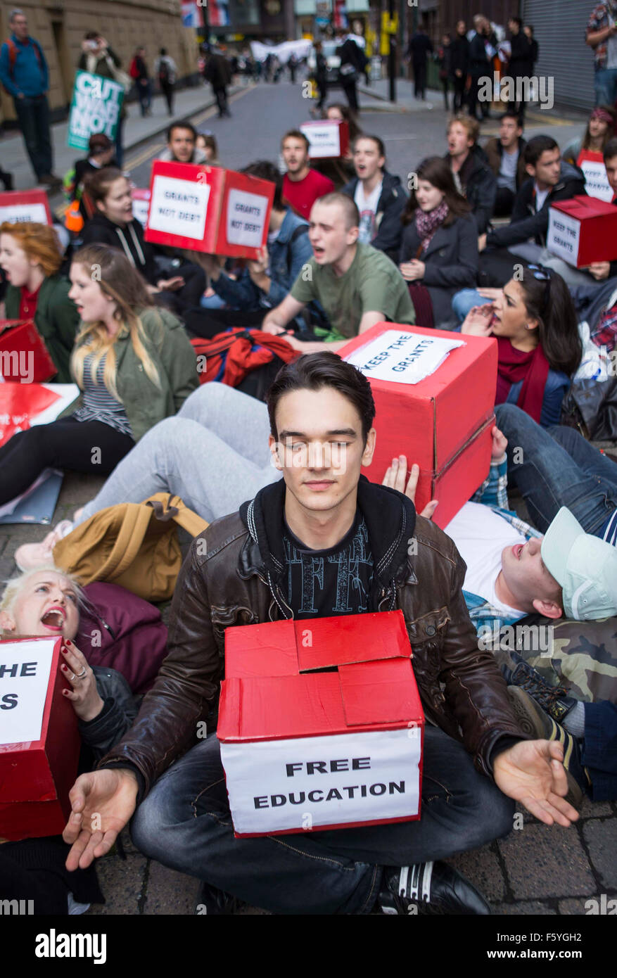 Der Parteitag der konservativen 2015. Montag, 5. Oktober. Studenten-Protest vor der Konferenz. Stockfoto