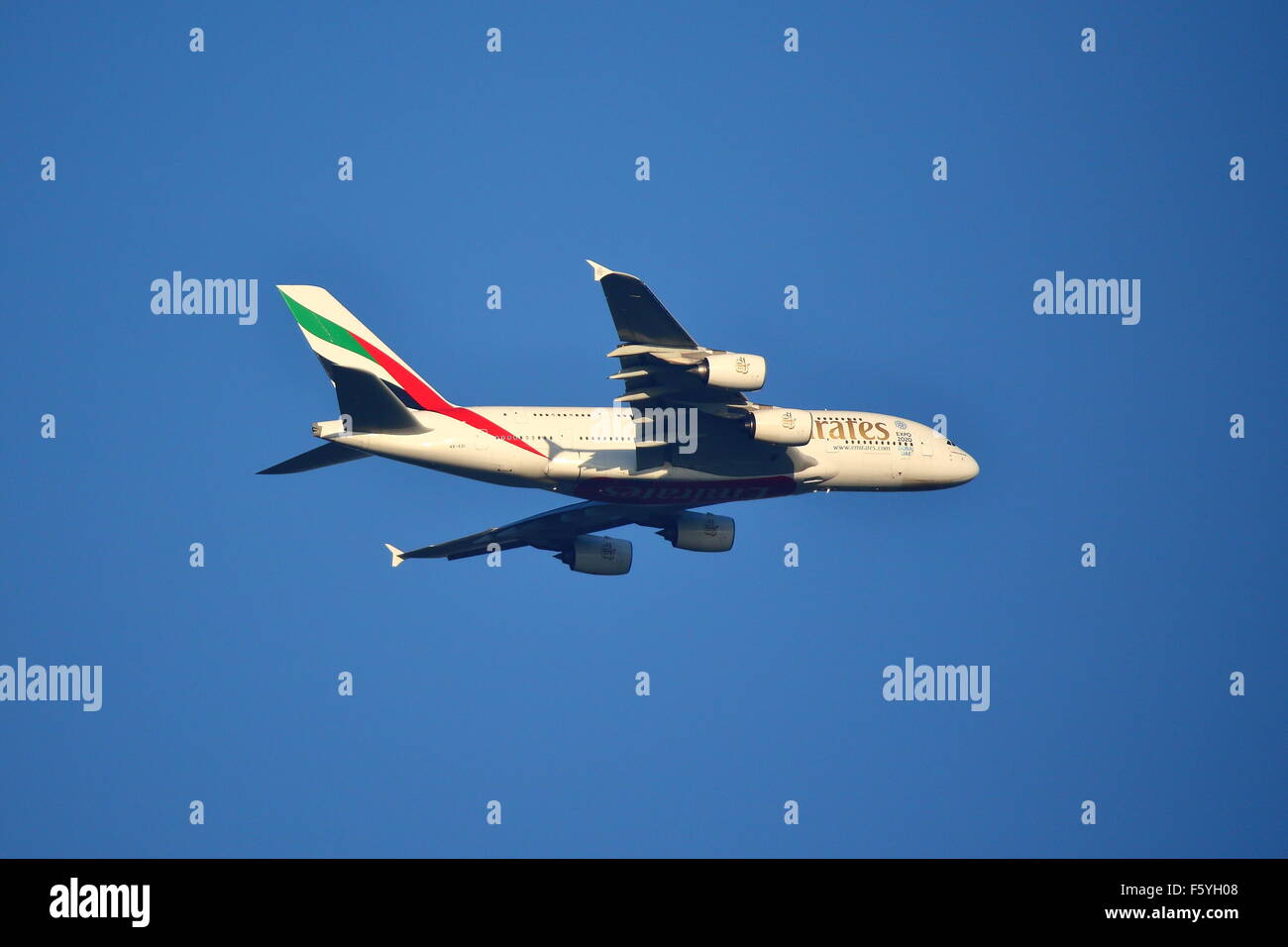 Vereinigte Arabische Emirate Airbus A380-861 A6-EDI Annäherung an London Heathrow Airport, Großbritannien Stockfoto