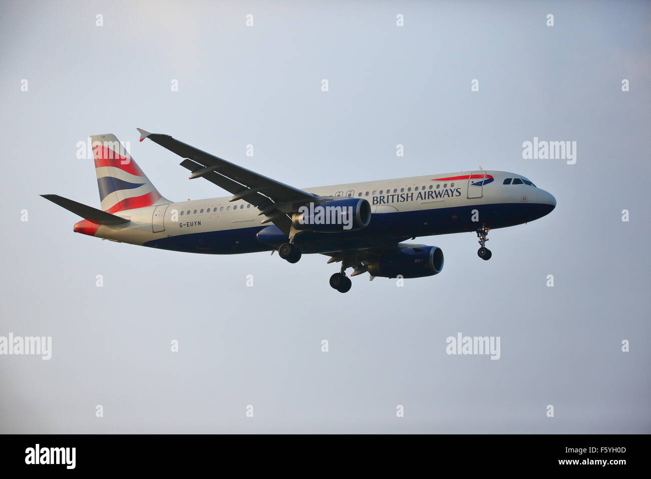 British Airways Airbus A320-232 G-EUYN landet auf dem Flughafen Heathrow Stockfoto