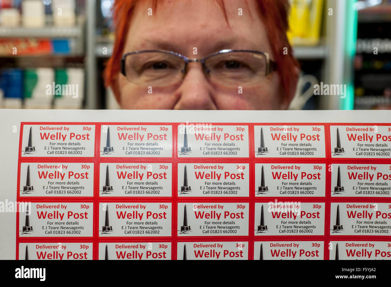 Die Gummistiefel Post, Wellington, Somerset. Lokalen Zeitschriftenläden Lorraine Lettley 62 und Tochter Trish 37 [nicht abgebildet] entwickelt, die Stockfoto